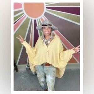 Oli & Hali Light Yellow Textured Shirt. Longer in the back. Oversized M/L